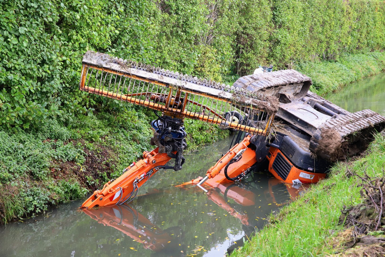 Landbouwvoertuig raakt door gladheid ter water in Deil