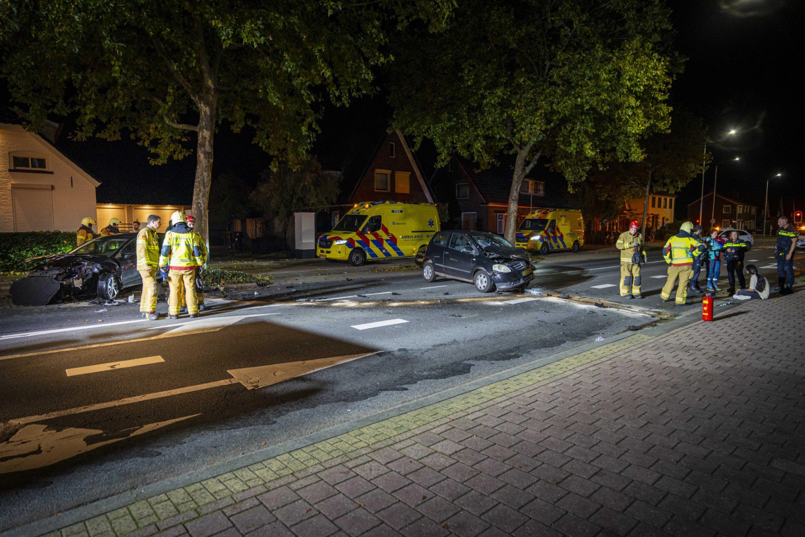 Vrouw ramt geparkeerde auto, met spoed afgevoerd naar ziekenhuis