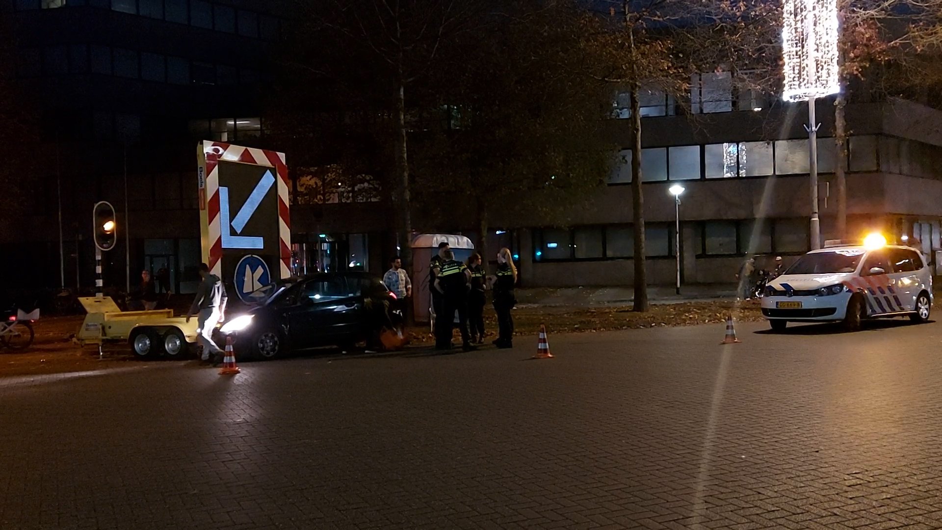 Auto rijdt tegen pijlwagen op Keizer Karelplein