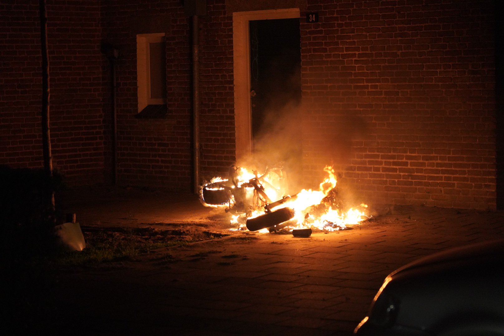 Scooter gaat in vlammen op in Nijmegen