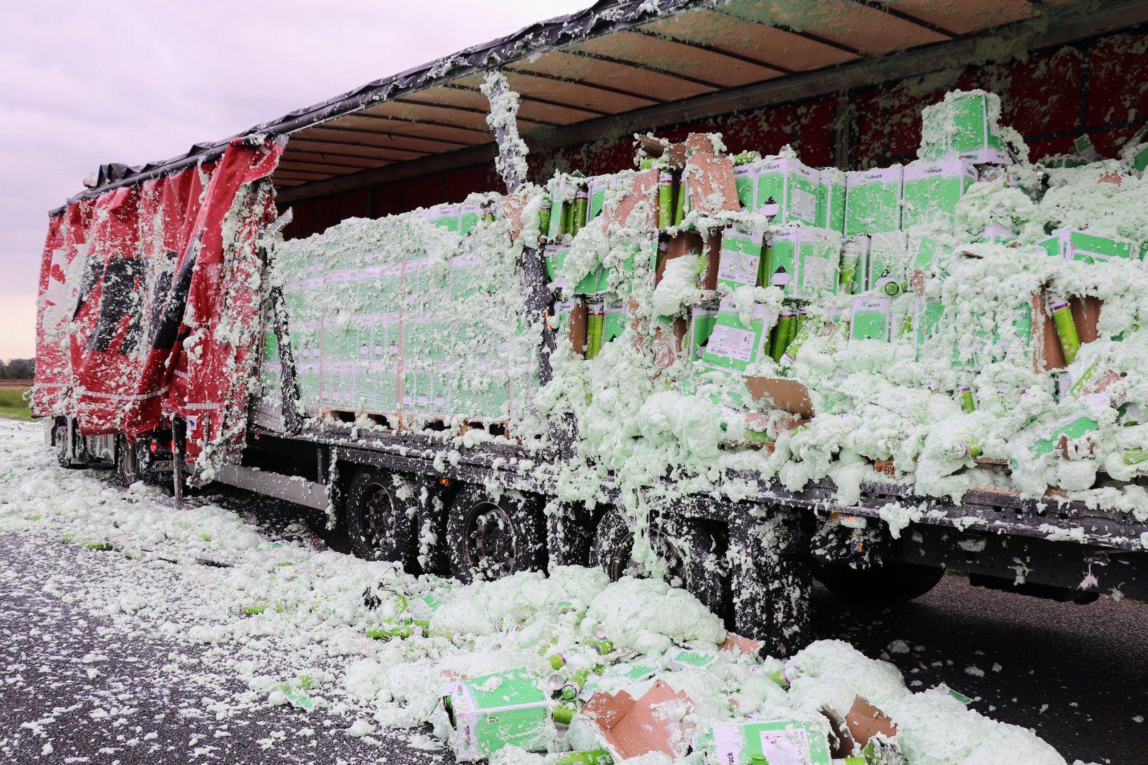 Lading met purschuim belandt op de A15 bij Vuren