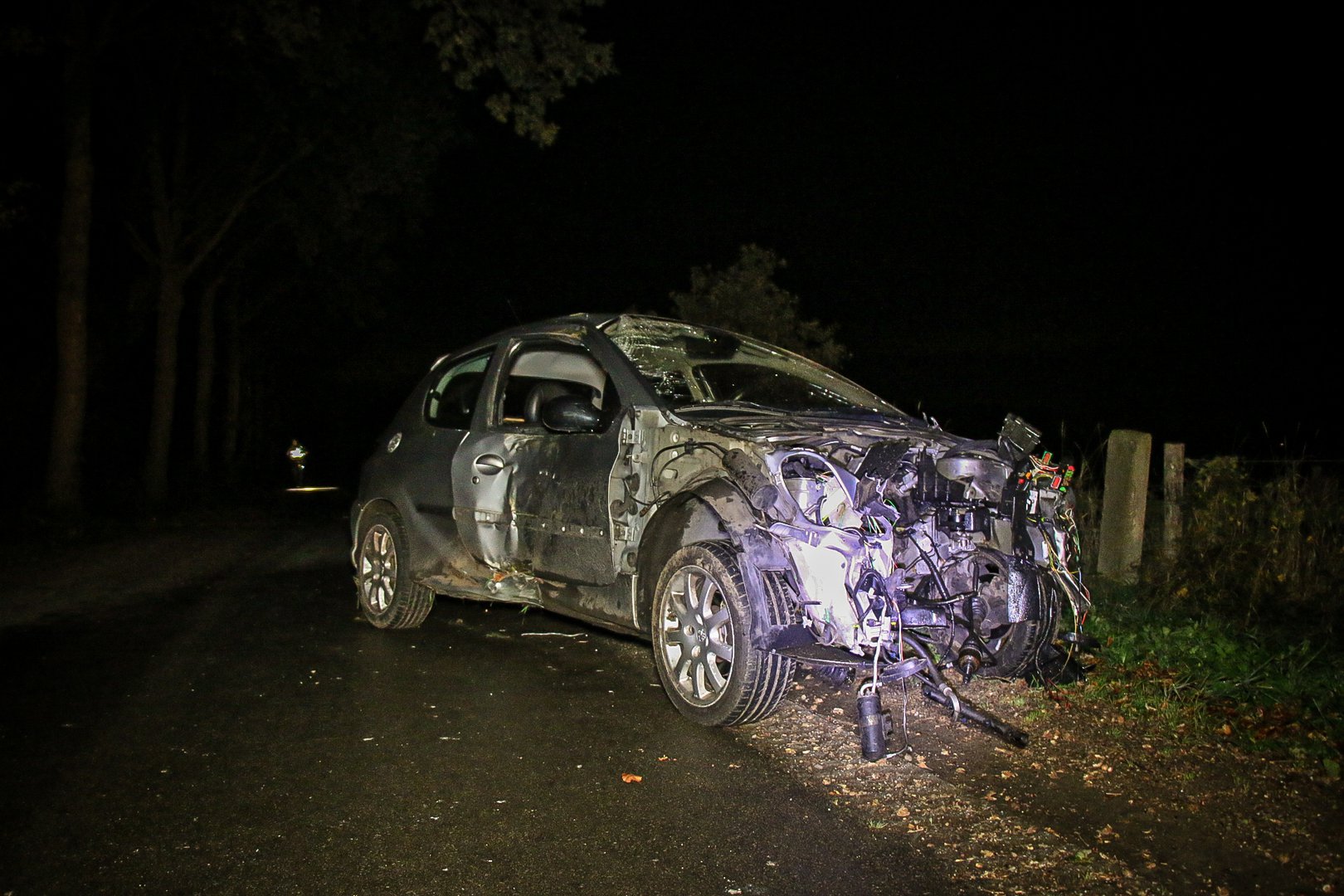 Motorblok vliegt uit de auto bij heftig ongeval