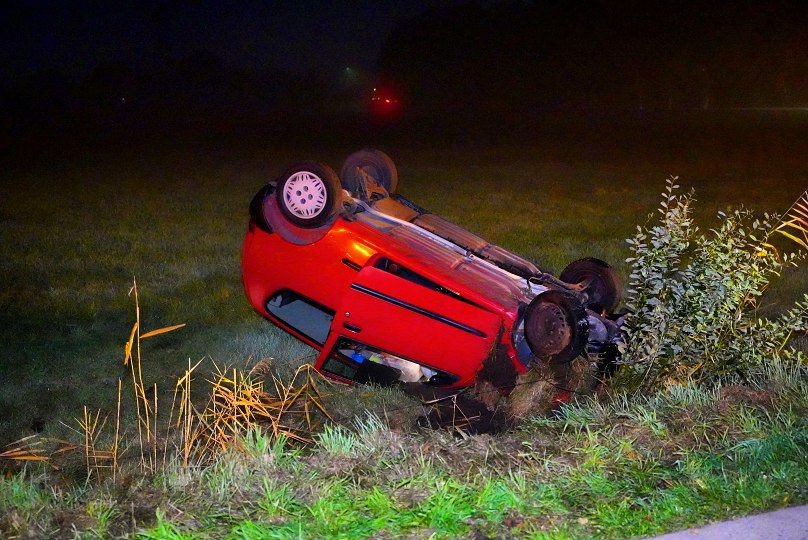 Auto vliegt uit de bocht in Kootwijkerbroek en eindigt op zijn dak