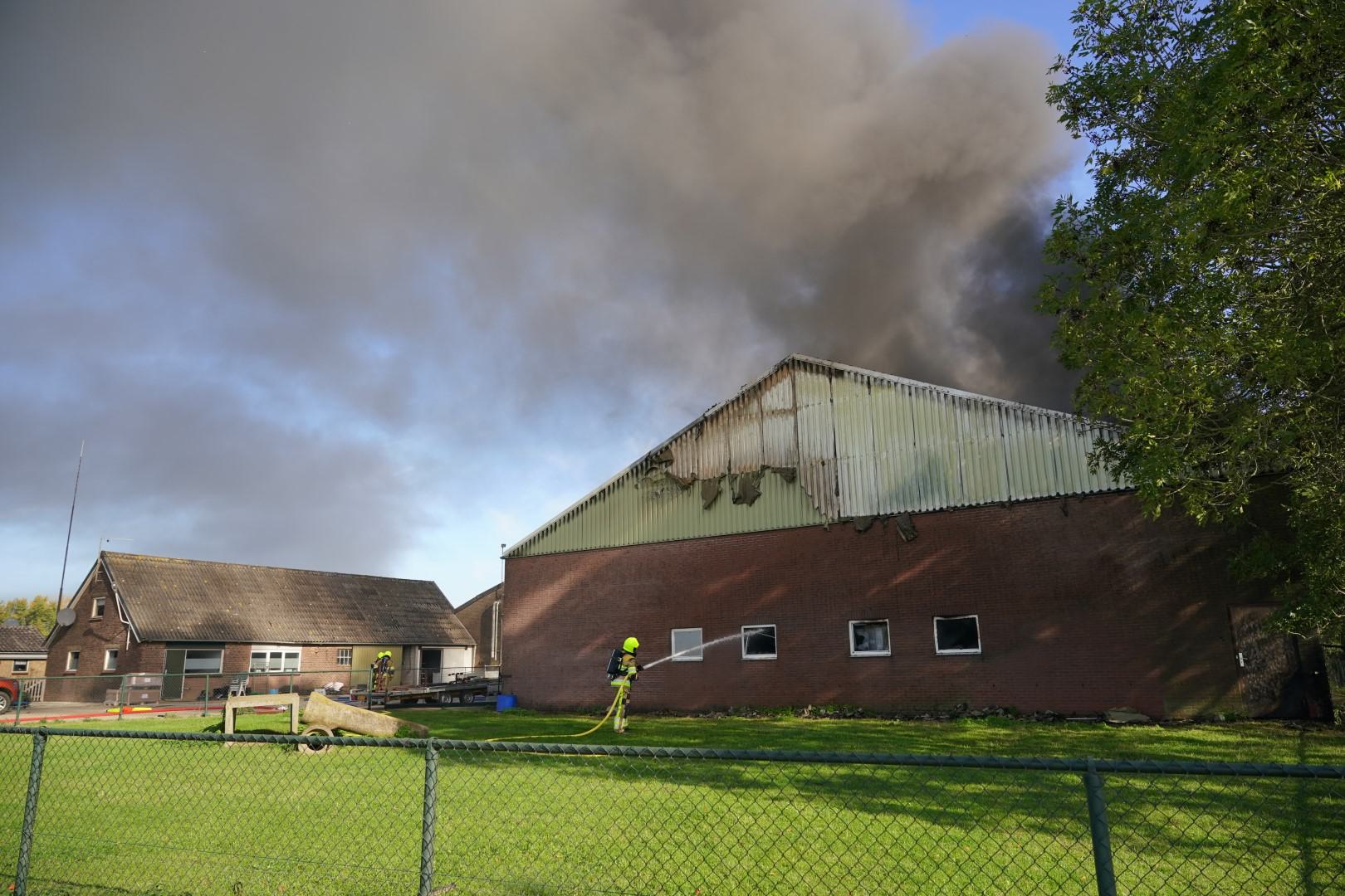 Forse rookwolken zichtbaar bij grote brand in schuur