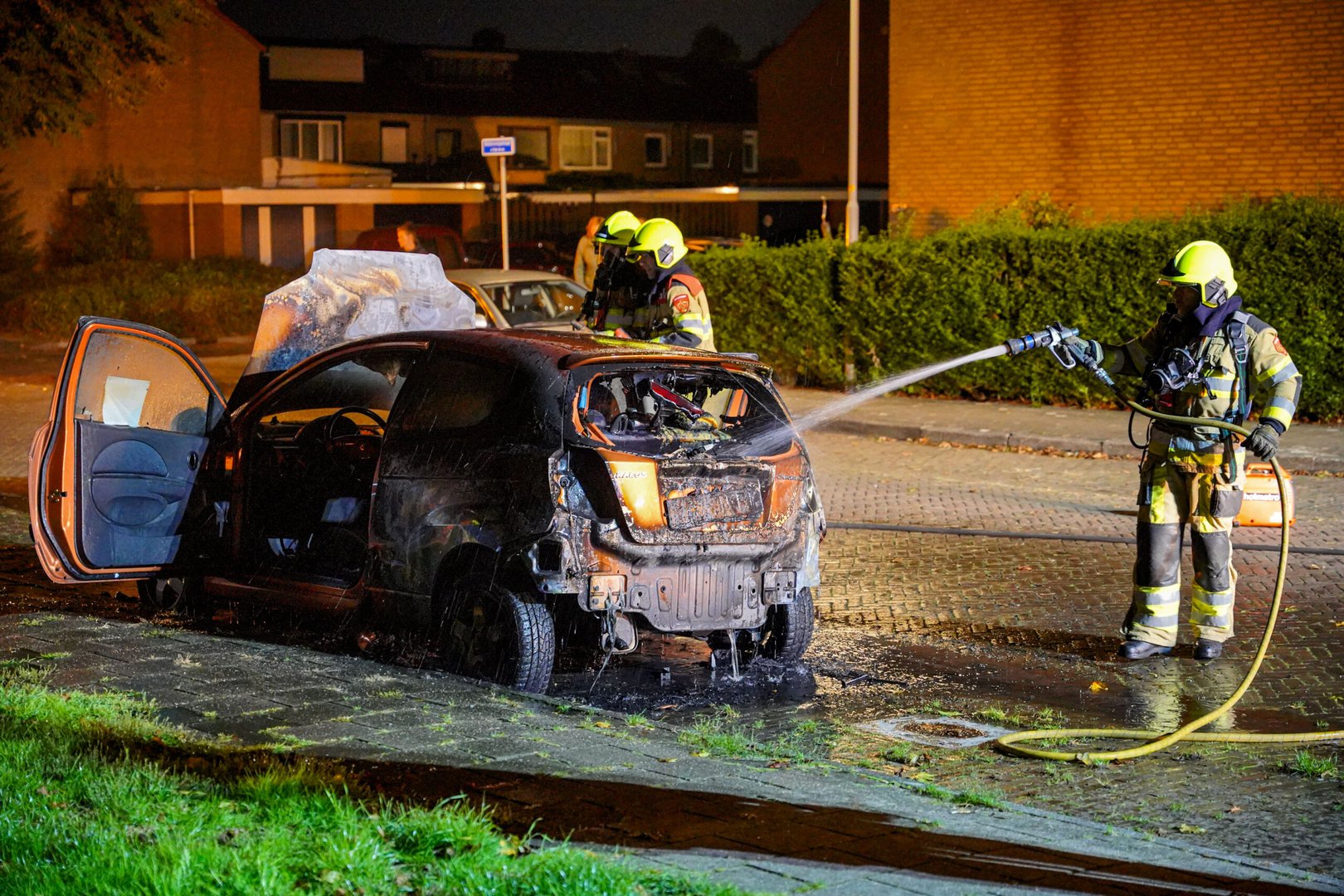 Te koop aangeboden auto brandt volledig uit