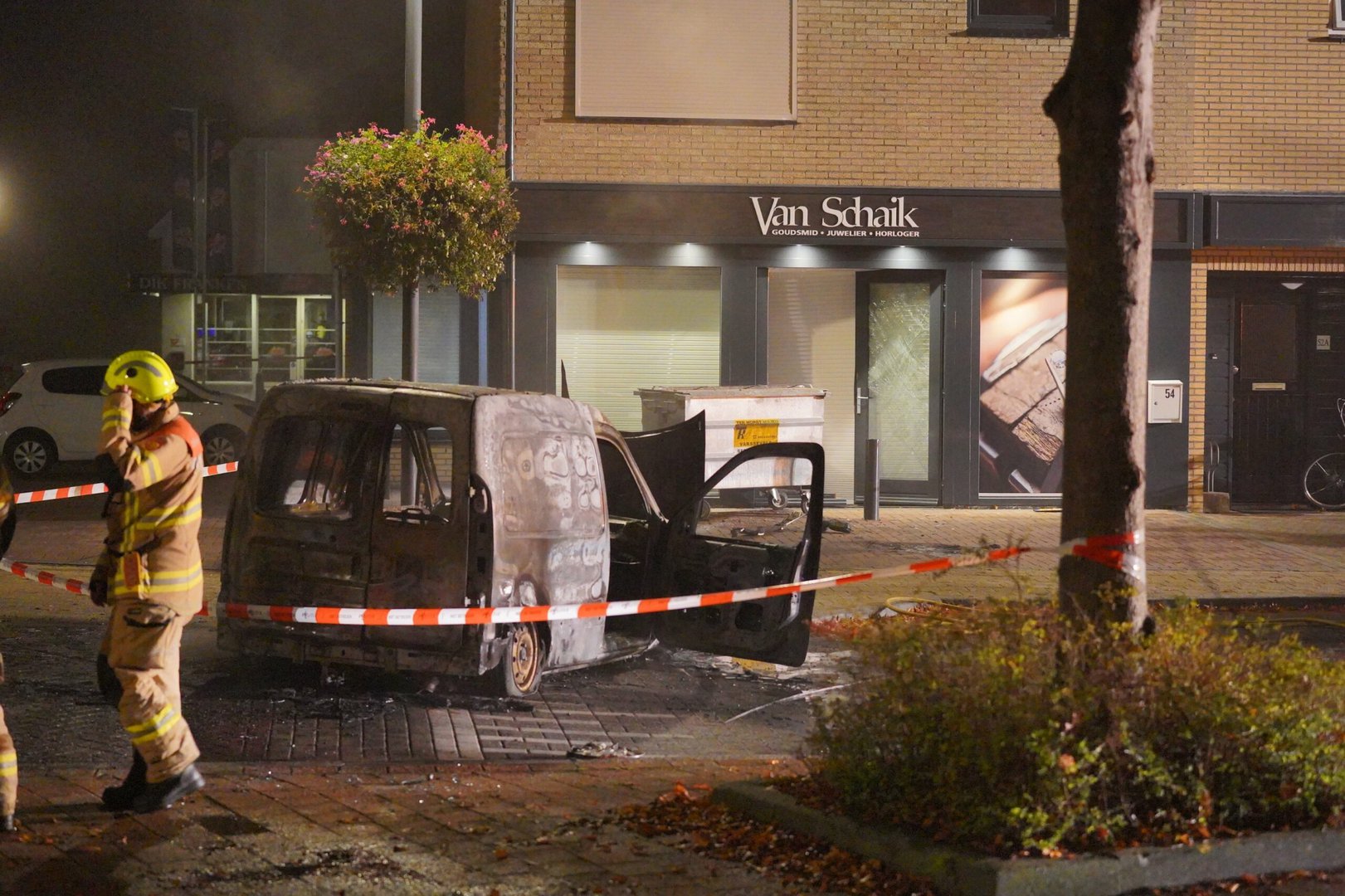 Ramkraak op juwelier, bestelauto in brand gevlogen