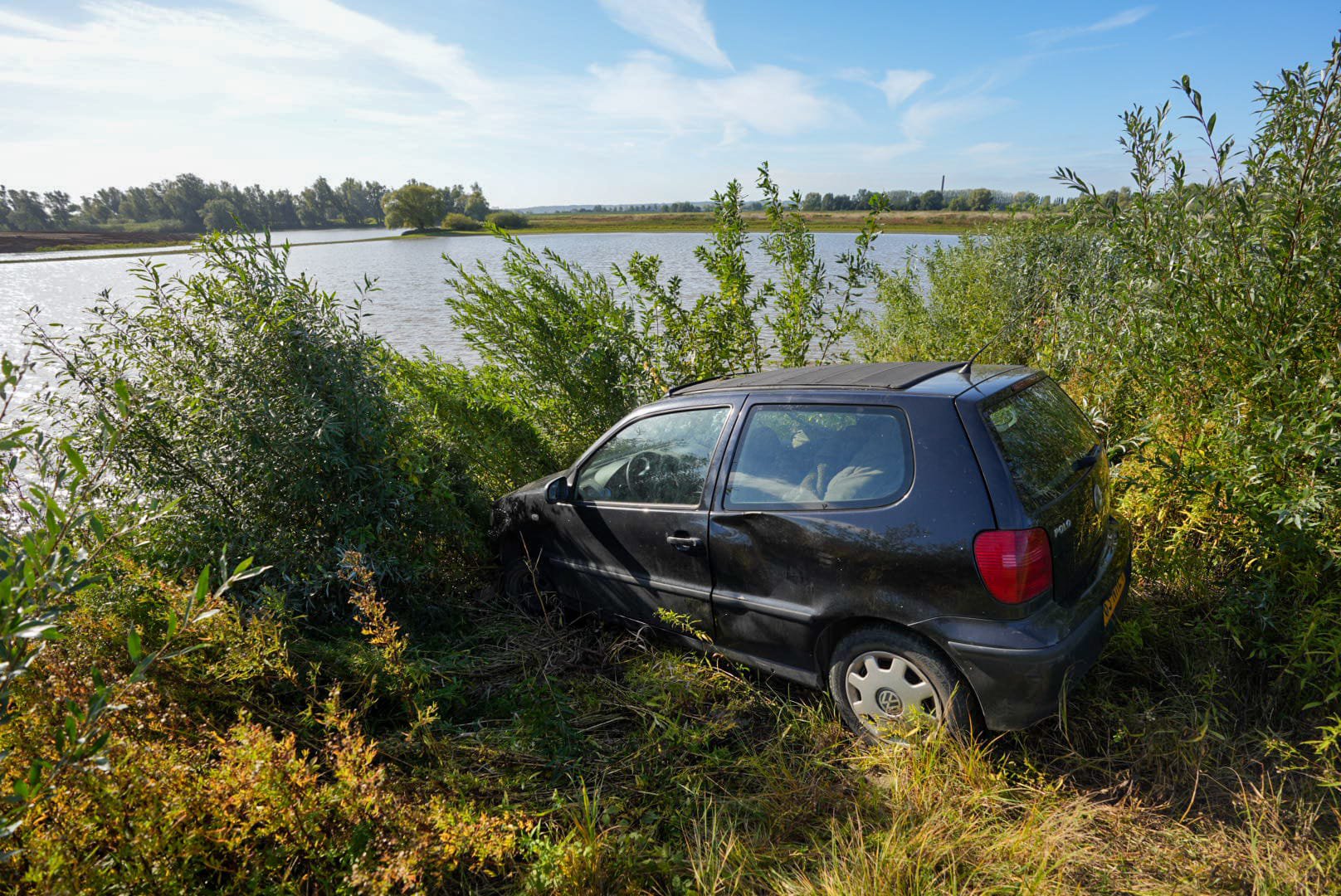 Omstanders treffen auto voor grote plas in Gendt aan, bestuurder naar huis gelopen