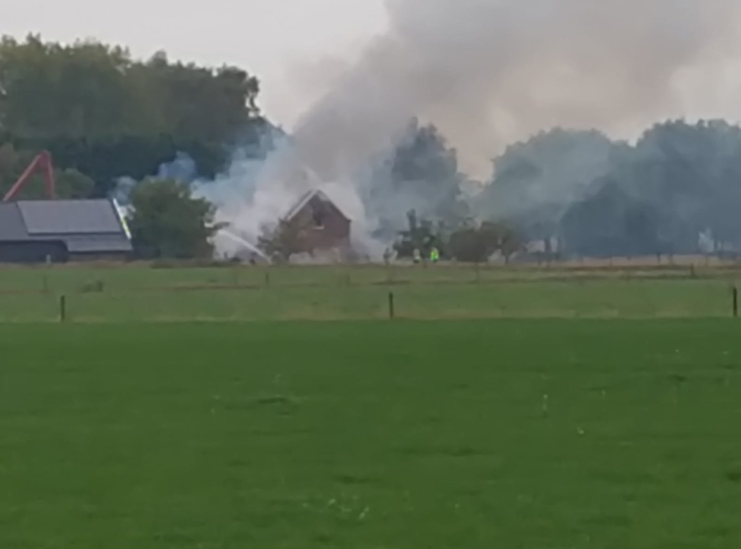 Woonboerderij onbewoonbaar na flinke brand