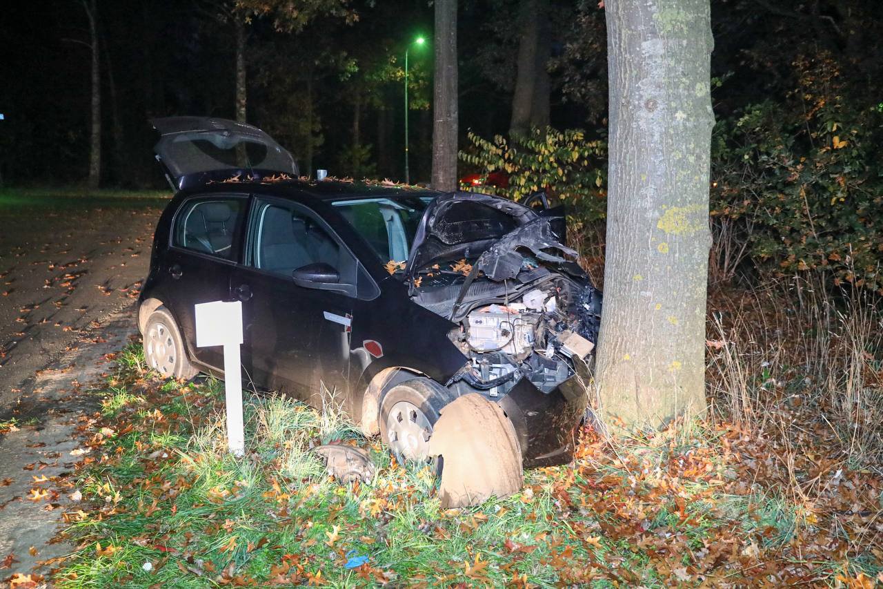 Automobilist verliest macht over het stuur in een bocht, knalt op boom