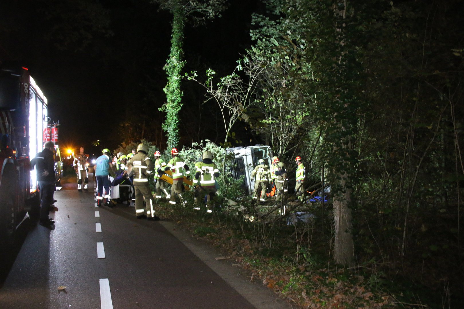 Vrachtwagen gekanteld bij ongeval in Laren, slachtoffer door brandweer bevrijdt