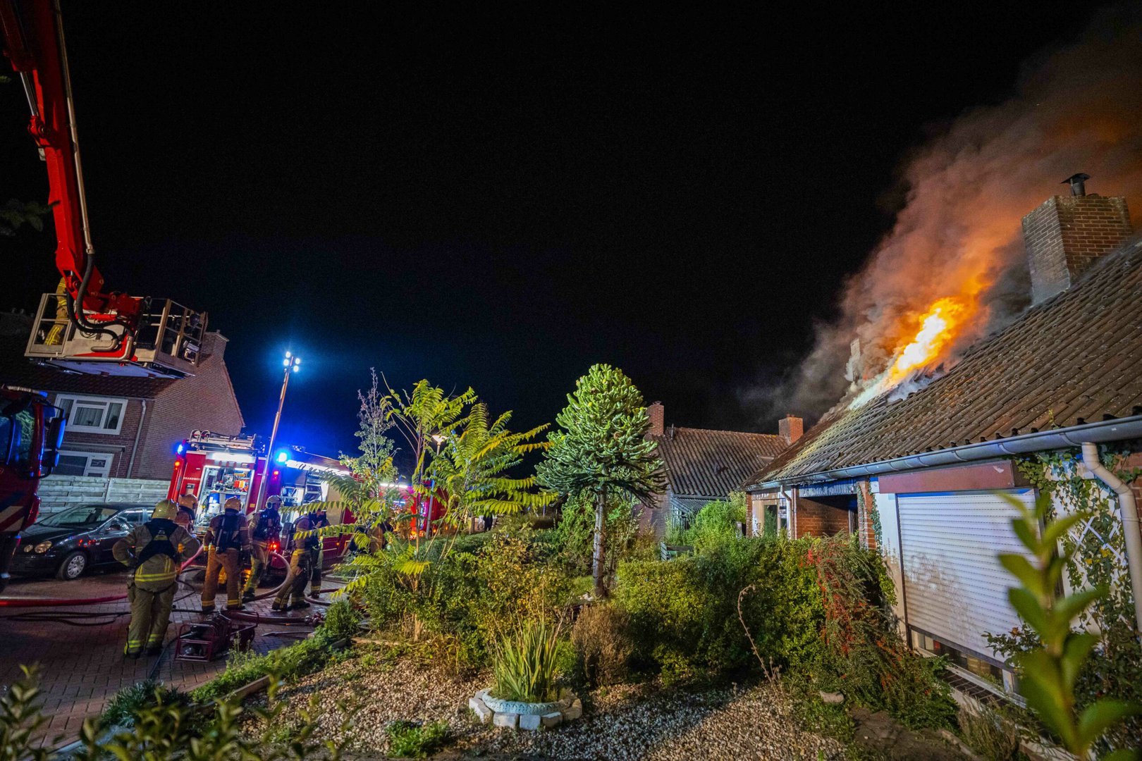 UPDATE ‘Brandbom’ veroorzaakt uitslaande woningbrand, bewoner terecht