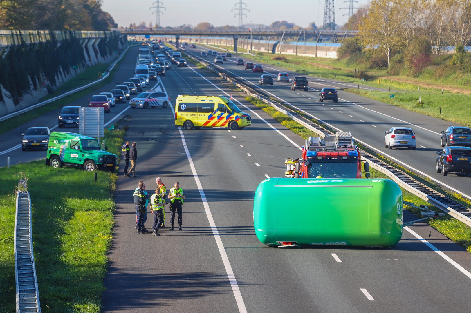 Radio 10-trailer kantelt op de A15, snelweg dicht