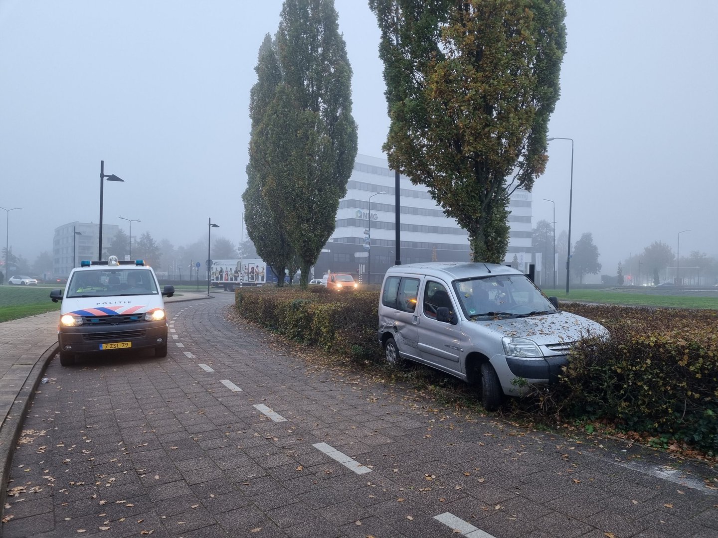 Automobilist laat auto achter in bosschage in Nijmegen