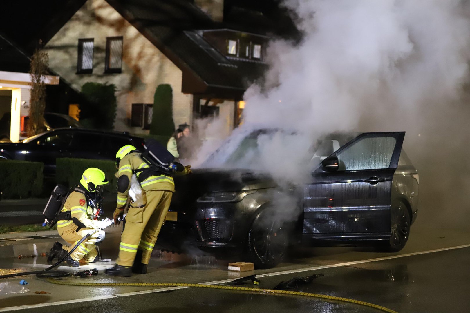 Hybride Range Rover van meer dan een ton euro in brand