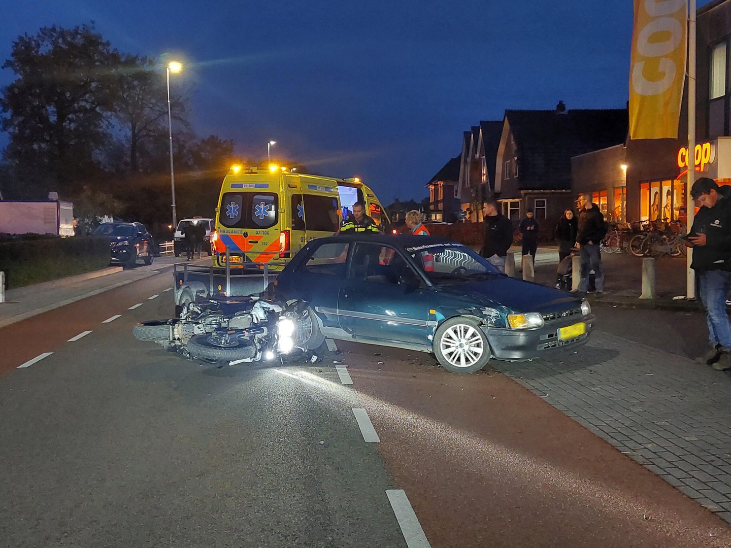 Motorrijder hard geschept door personenauto