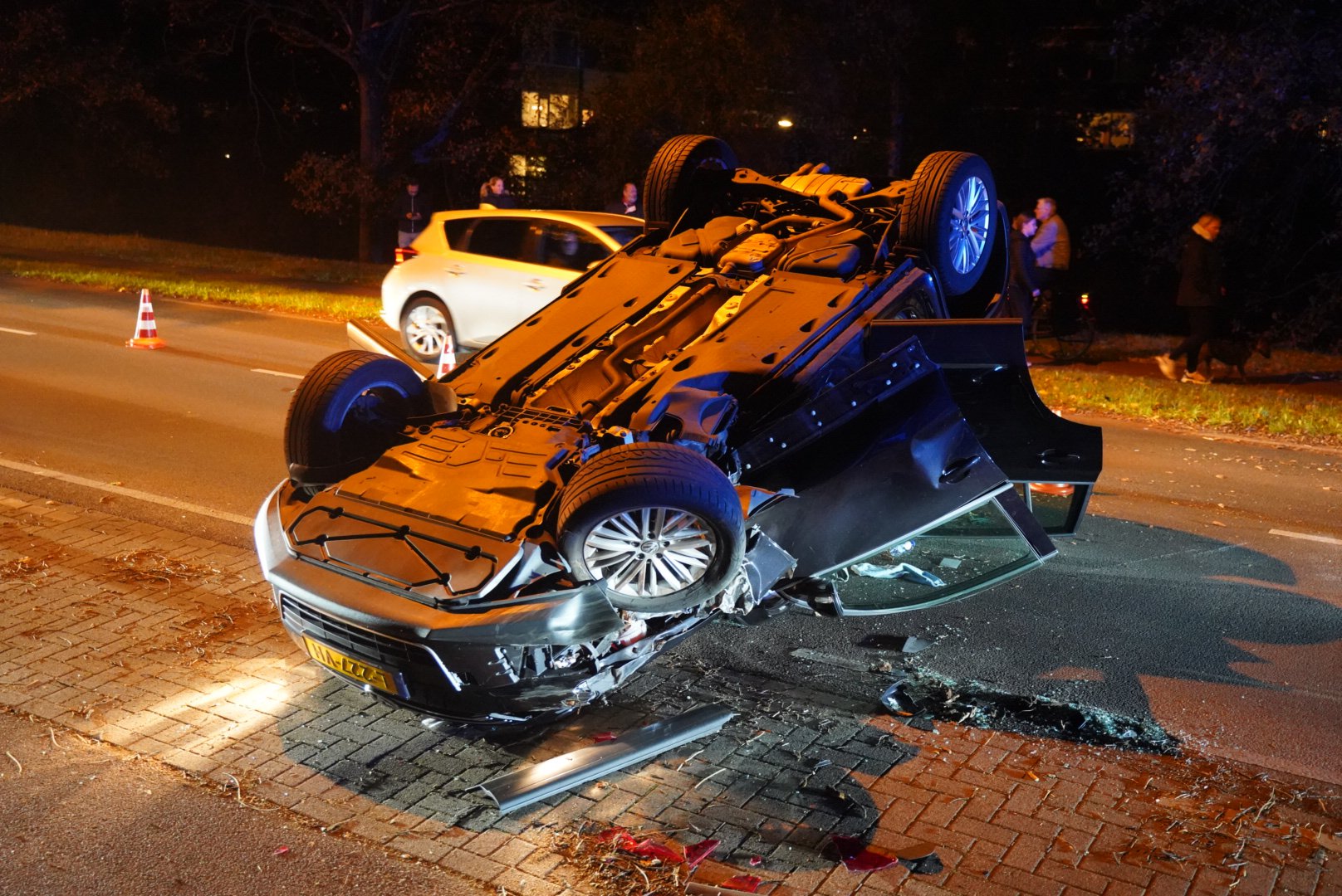 Twee personen gewond nadat auto over de kop slaat