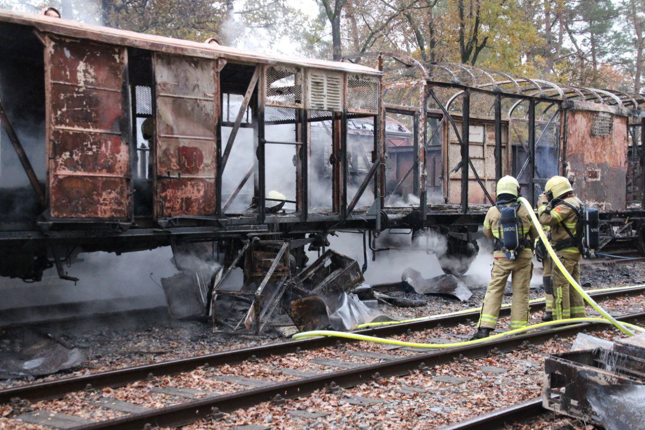 Historische wagons verwoest door brand op spoor bij Loenen