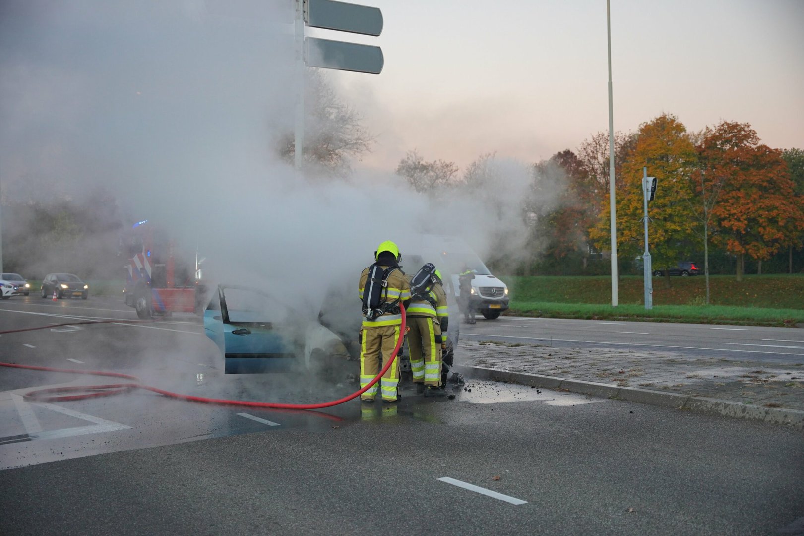 Auto vliegt in brand voor verkeerslichten, weggebruiker waarschuwt bestuurder