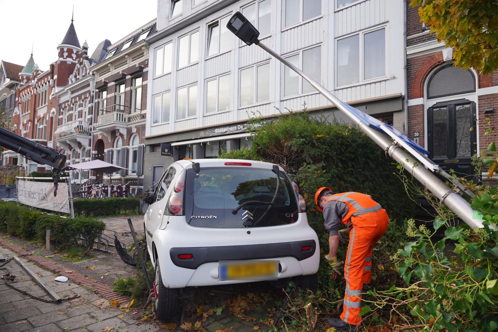 Lantaarnpaal uit de grond gereden bij ongeval, bestuurder aangehouden