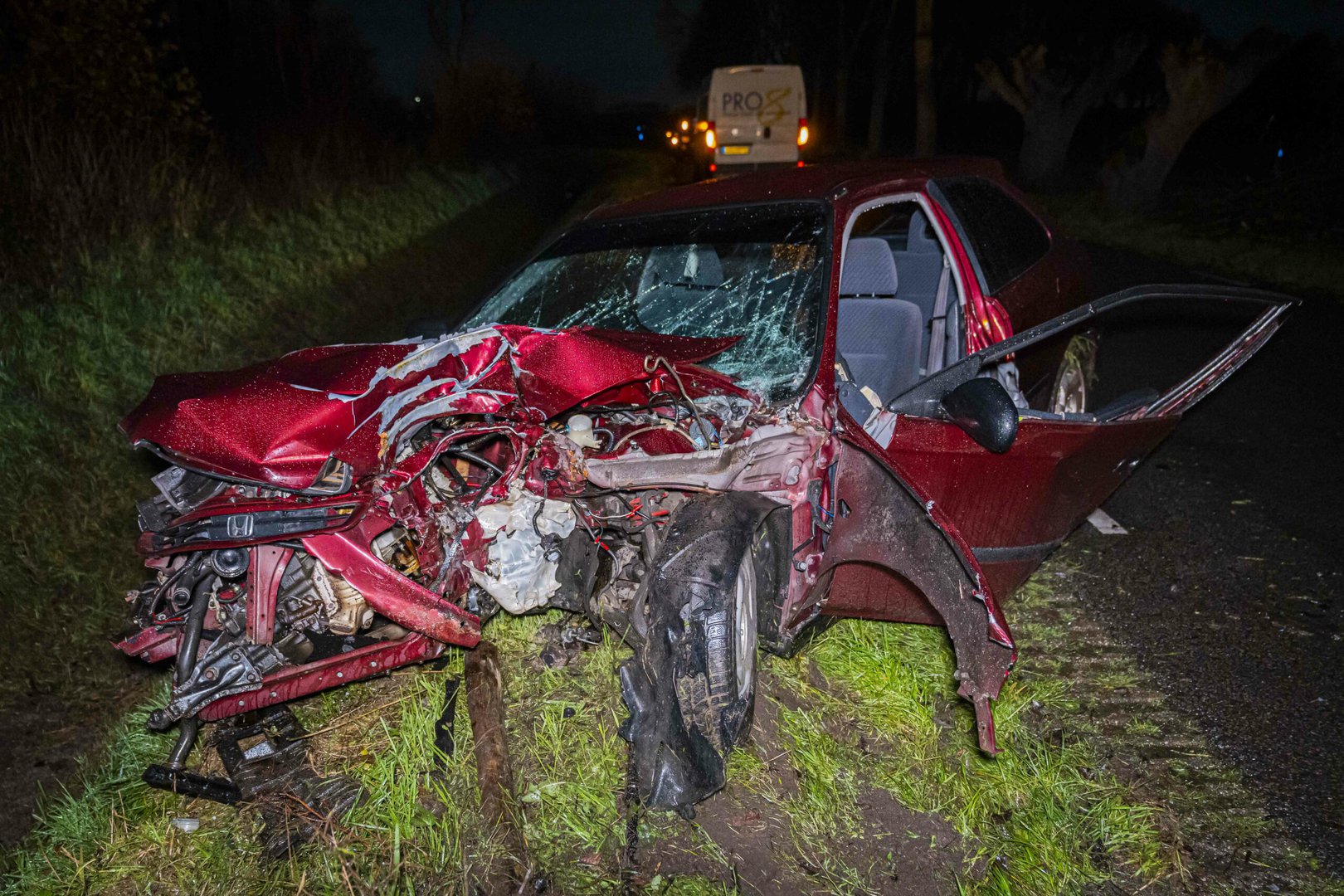 Jonge vrouw uit auto geslingerd bij ernstig ongeval