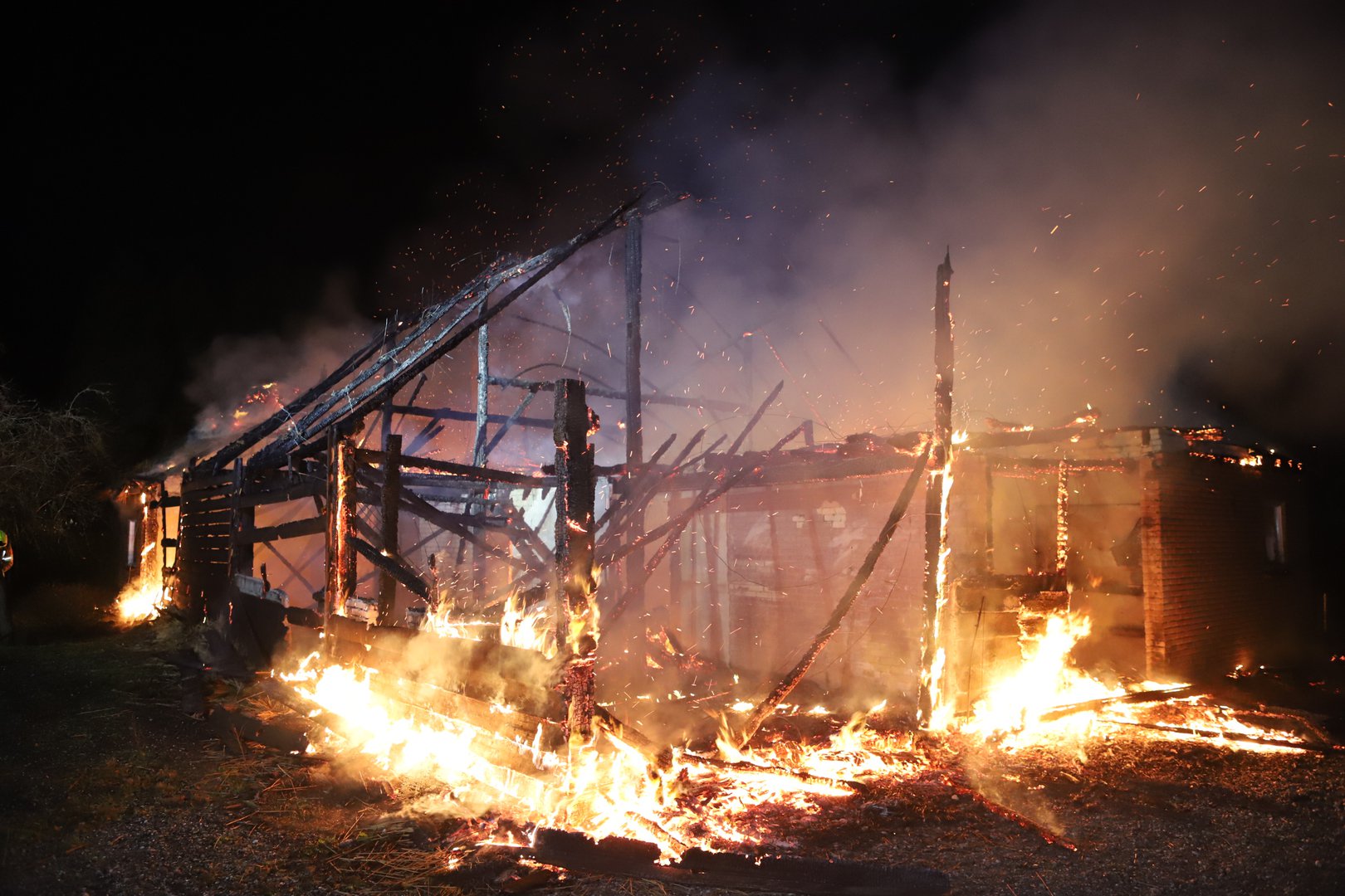 Woonboerderij volledig verwoest door brand