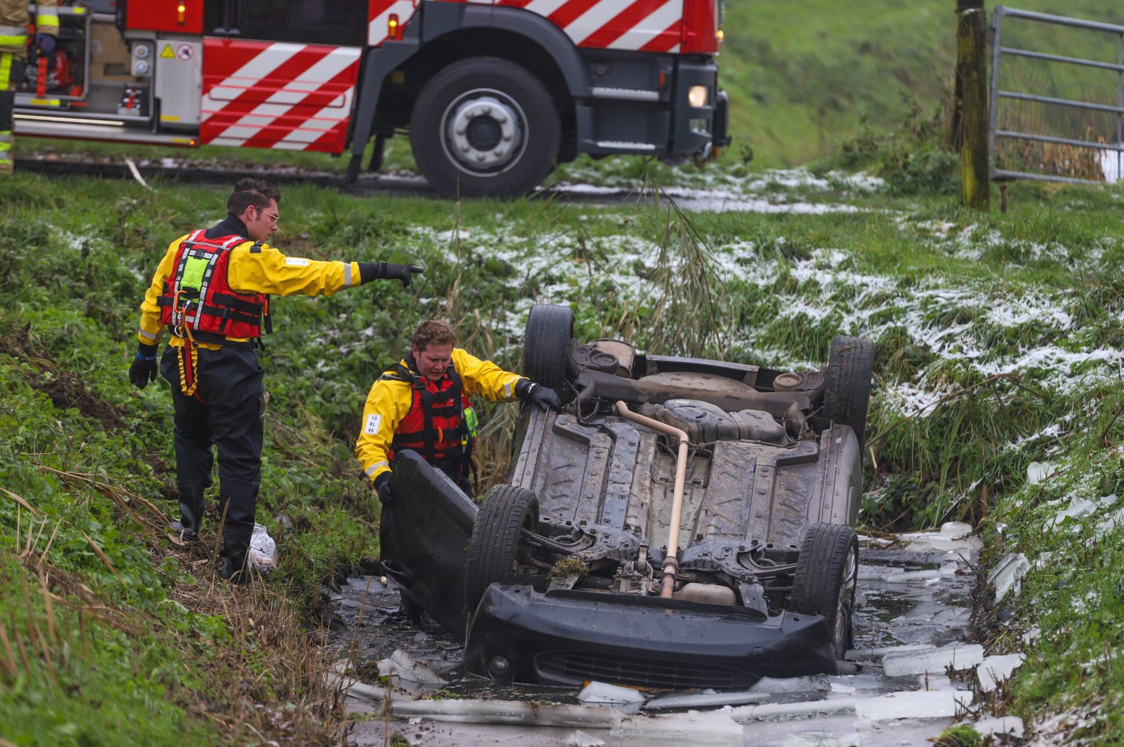 Automobiliste belandt op de kop in de sloot