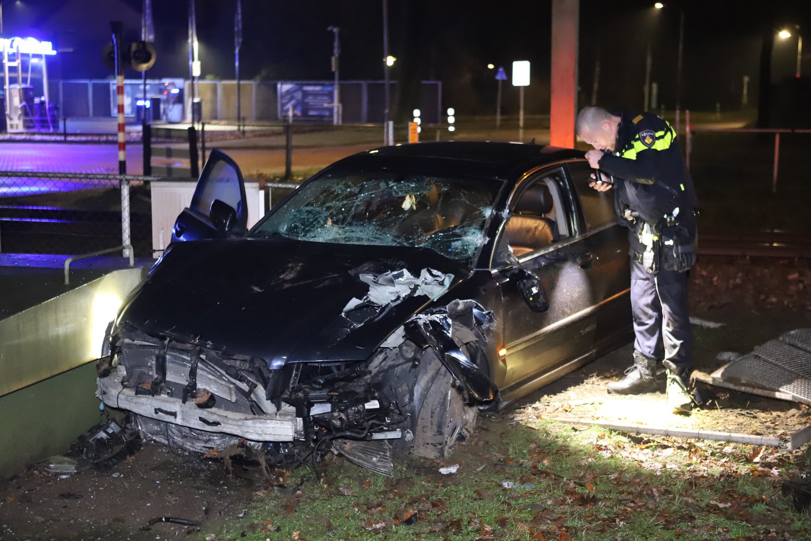 Achtervolging eindigt in crash, inzittenden gevlucht