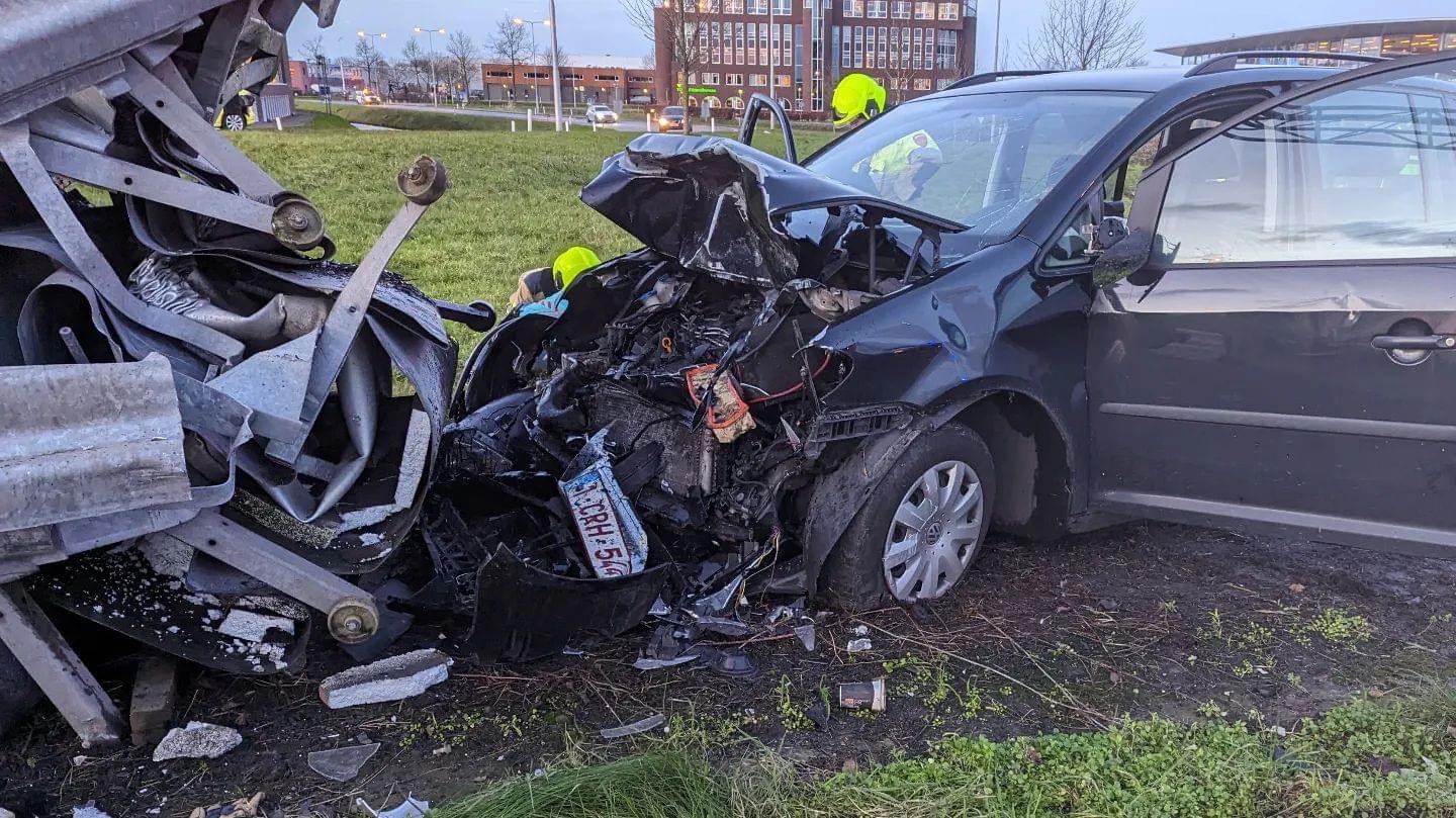 Automobilist knalt op vangrail langs snelweg A2