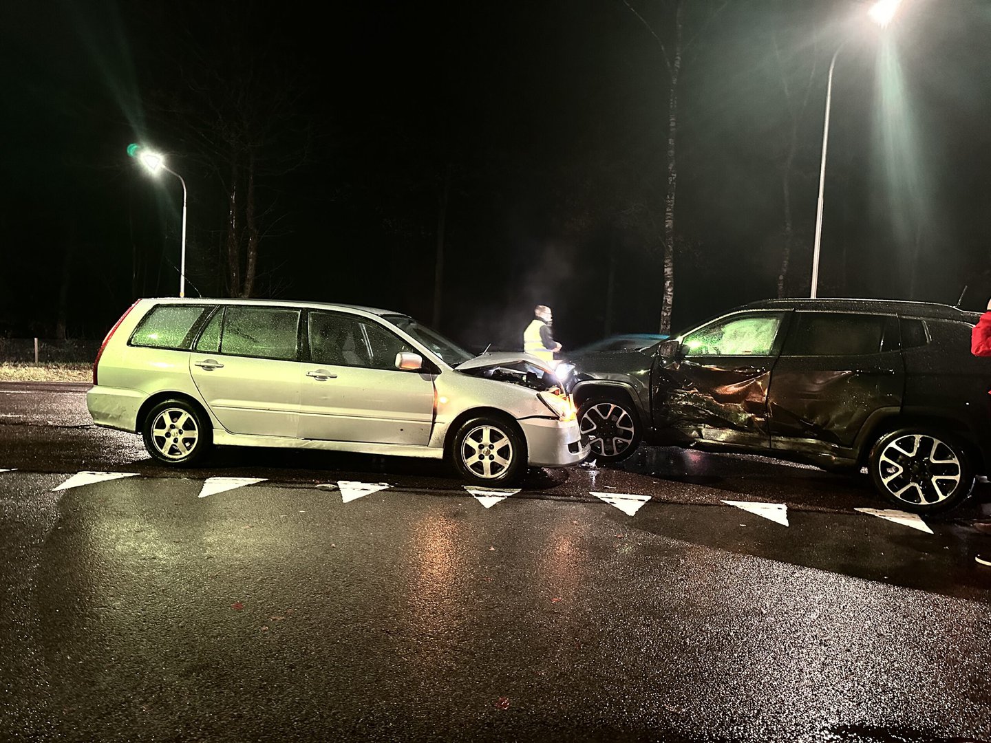 Vrouw ziet groen lantaarn licht als verkeerslicht aan, botsing tot gevolg