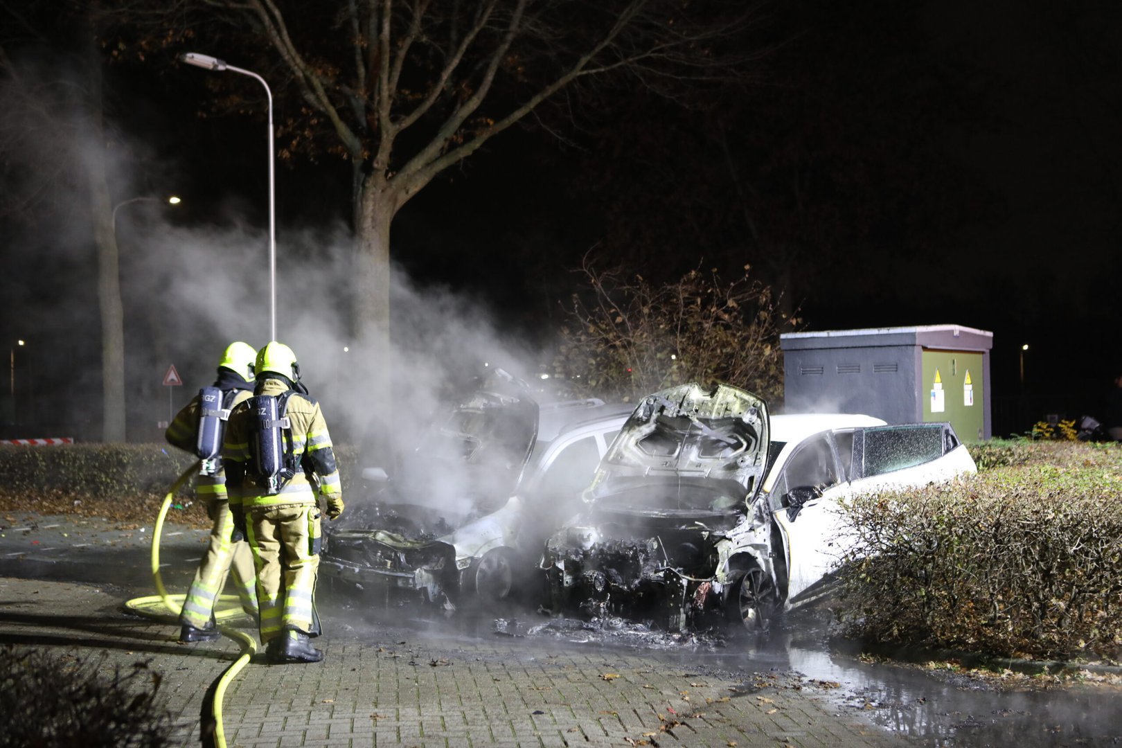 Twee auto’s branden uit op parkeerplaats bij voetbalclub