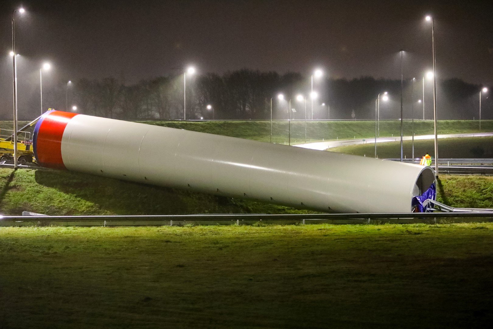 Knooppunt bij Apeldoorn weer vrij na ongeval met deel windmolen