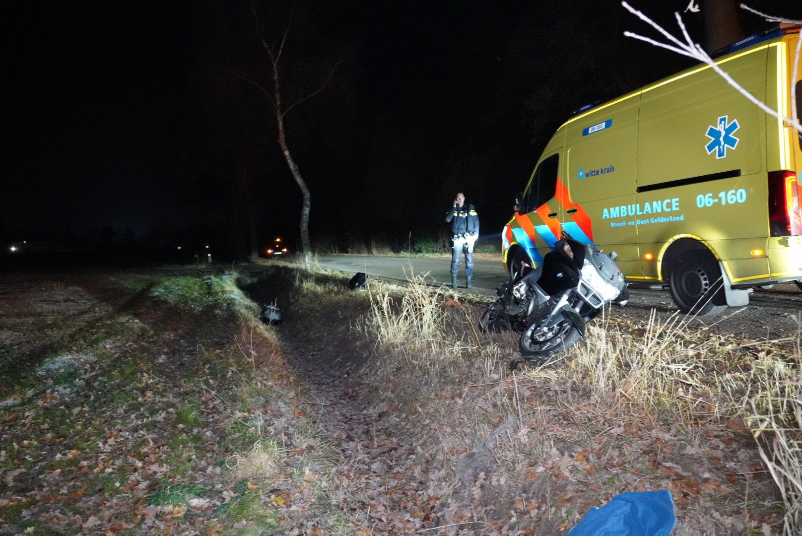 Motorrijder botst tegen boom en raakt gewond