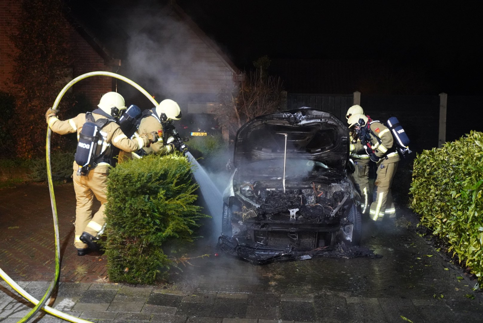 Auto gaat in vlammen op in Ugchelen