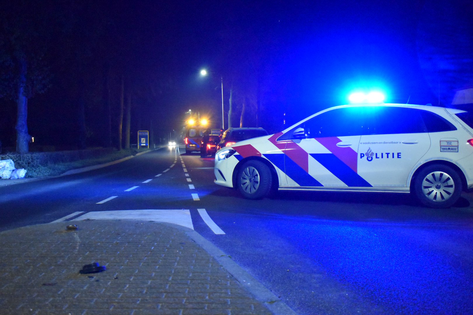 Auto rijdt paal uit de grond, tegemoetkomende auto ramt vliegende paal