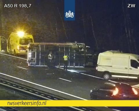 Gekanteld voertuig op de A50 zorgt voor veel verkeershinder