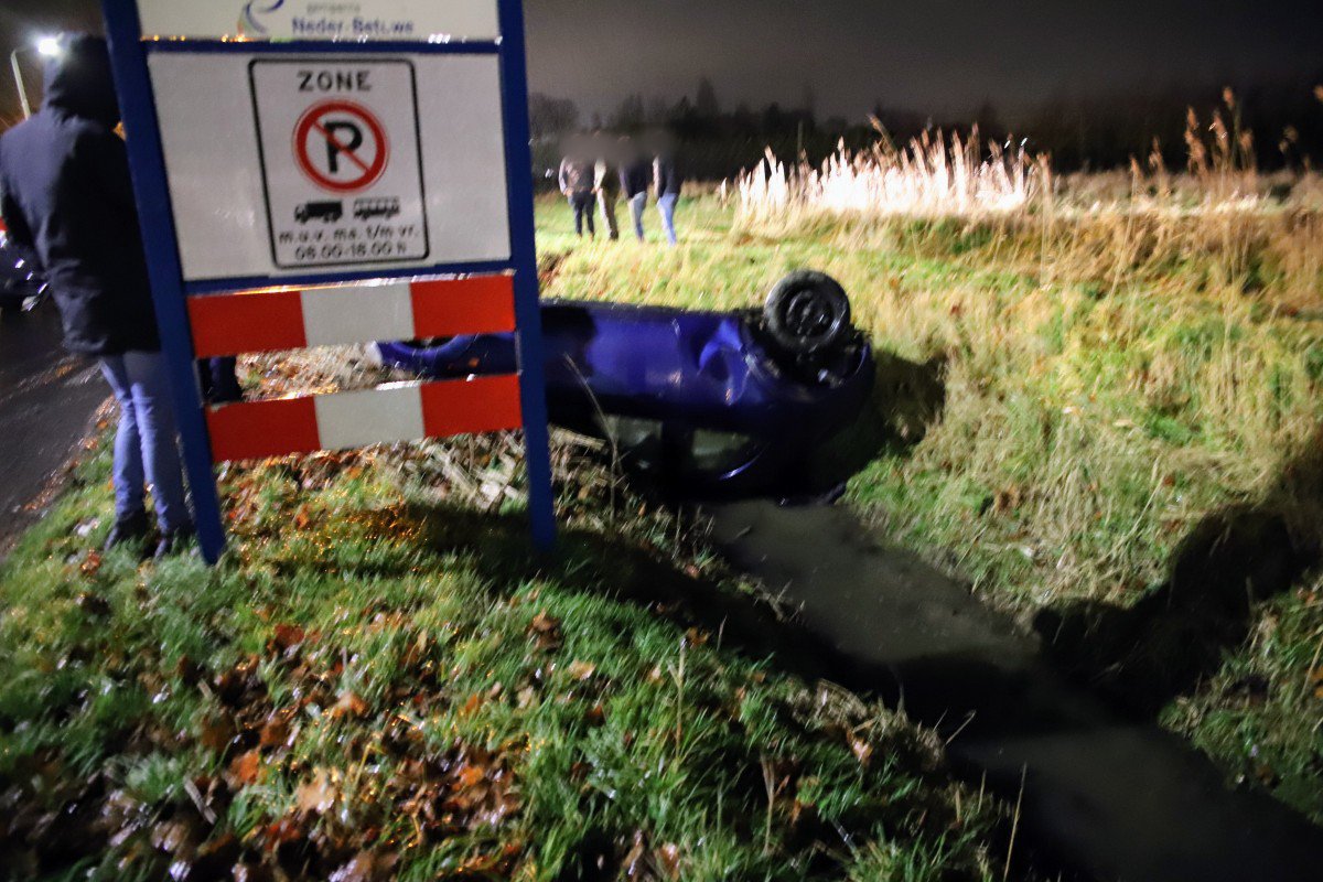 Auto belandt ondersteboven in sloot