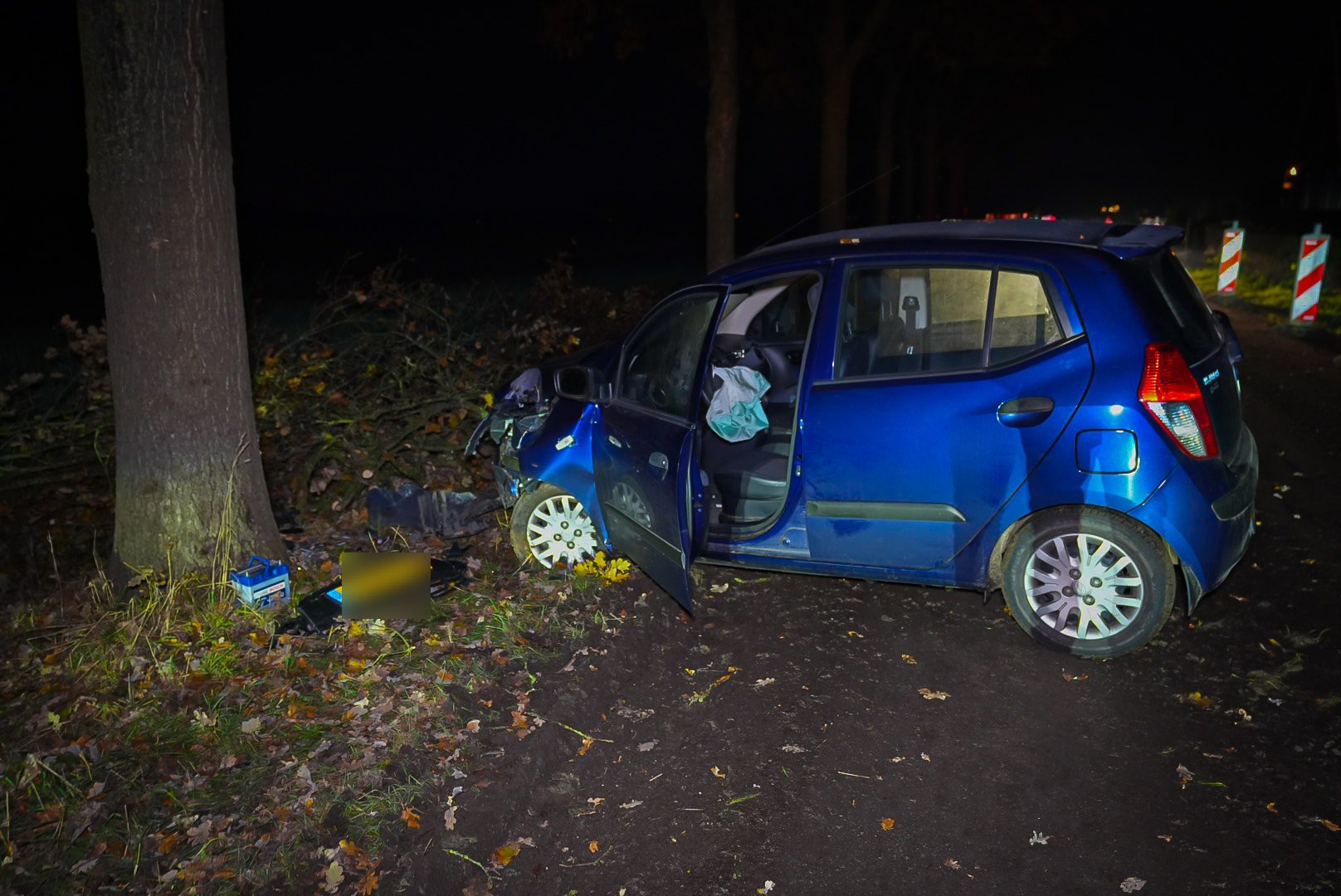 Automobilist klapt tegen boom en raakt gewond