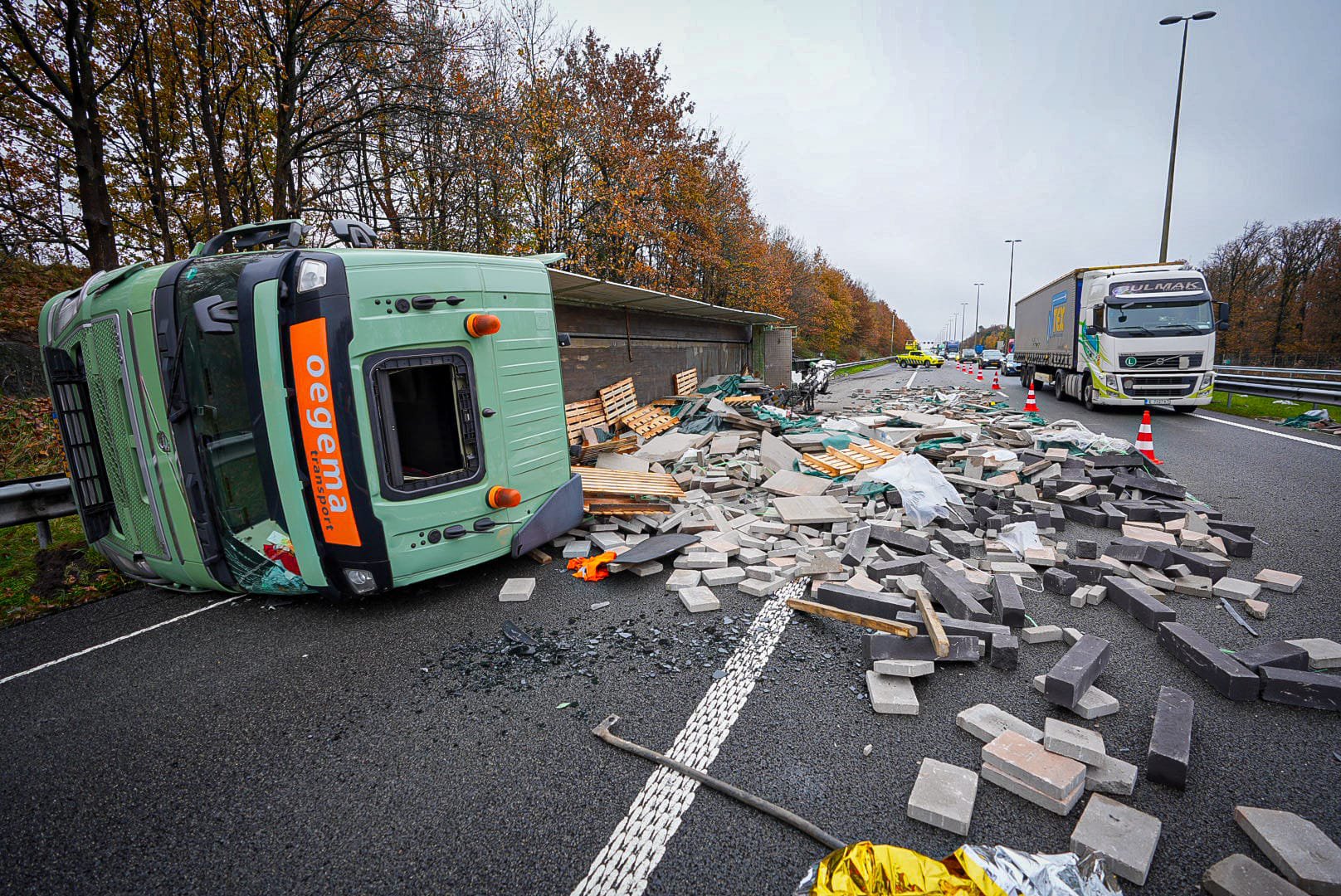 A50 weer open na gekantelde vrachtwagen