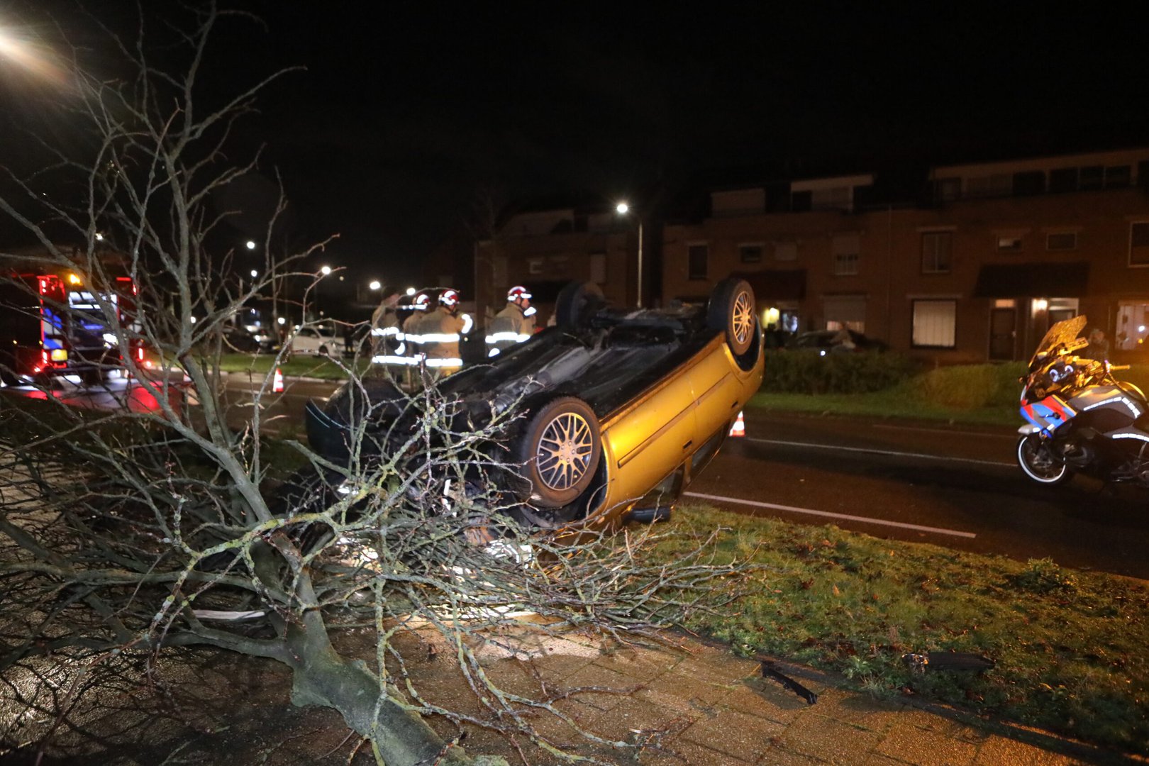 Auto vliegt uit de bocht en slaat over de kop