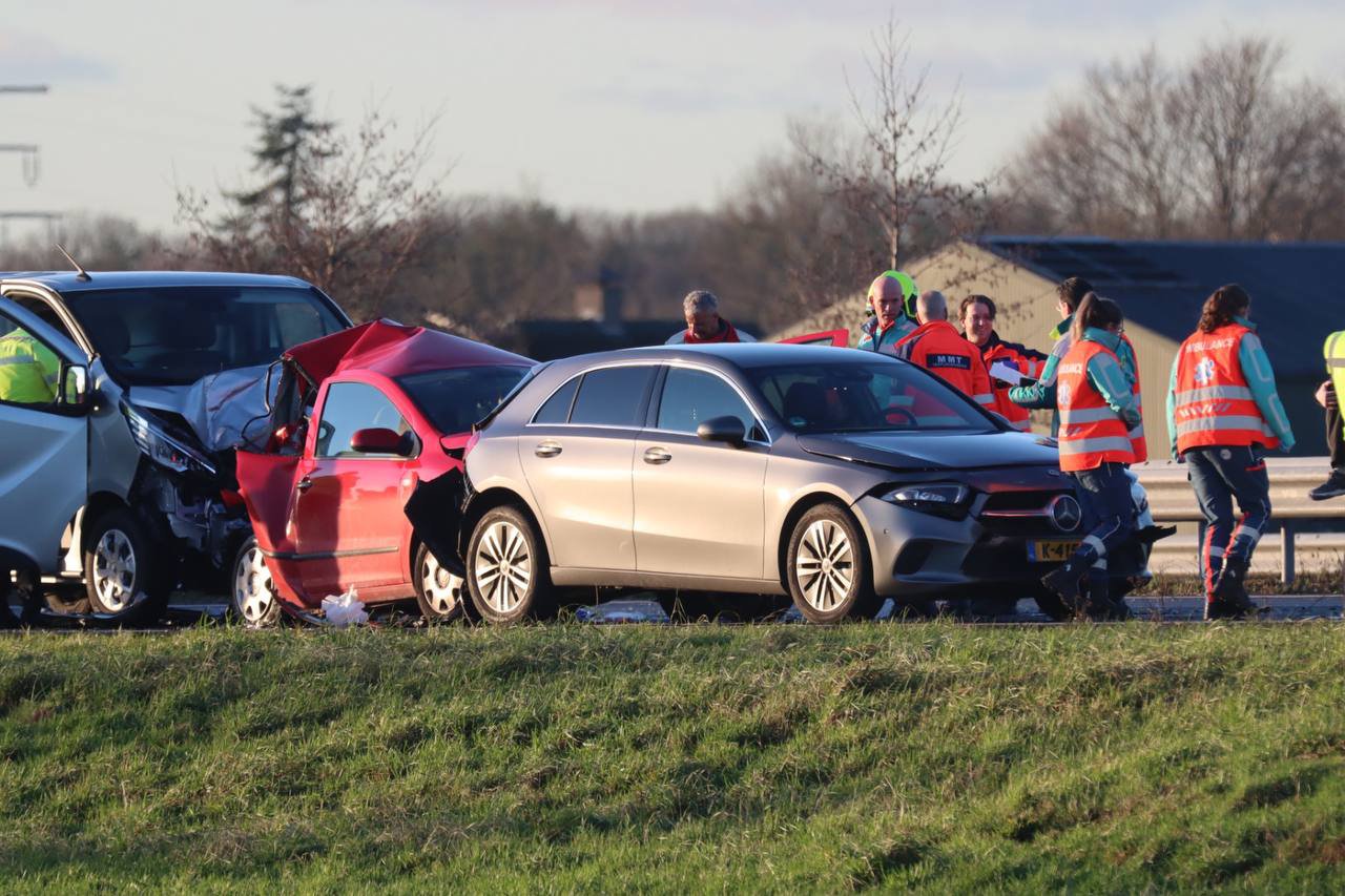 Twee uur vertraging na ongeval met meerdere voertuigen op snelweg