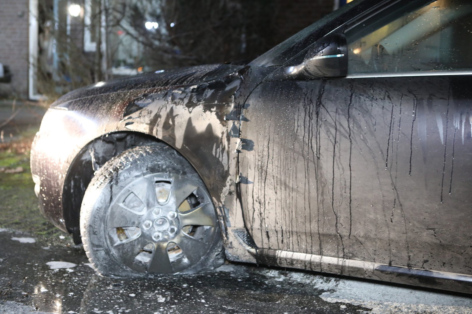 Buurtbewoners blussen autobrand in Nijmegen