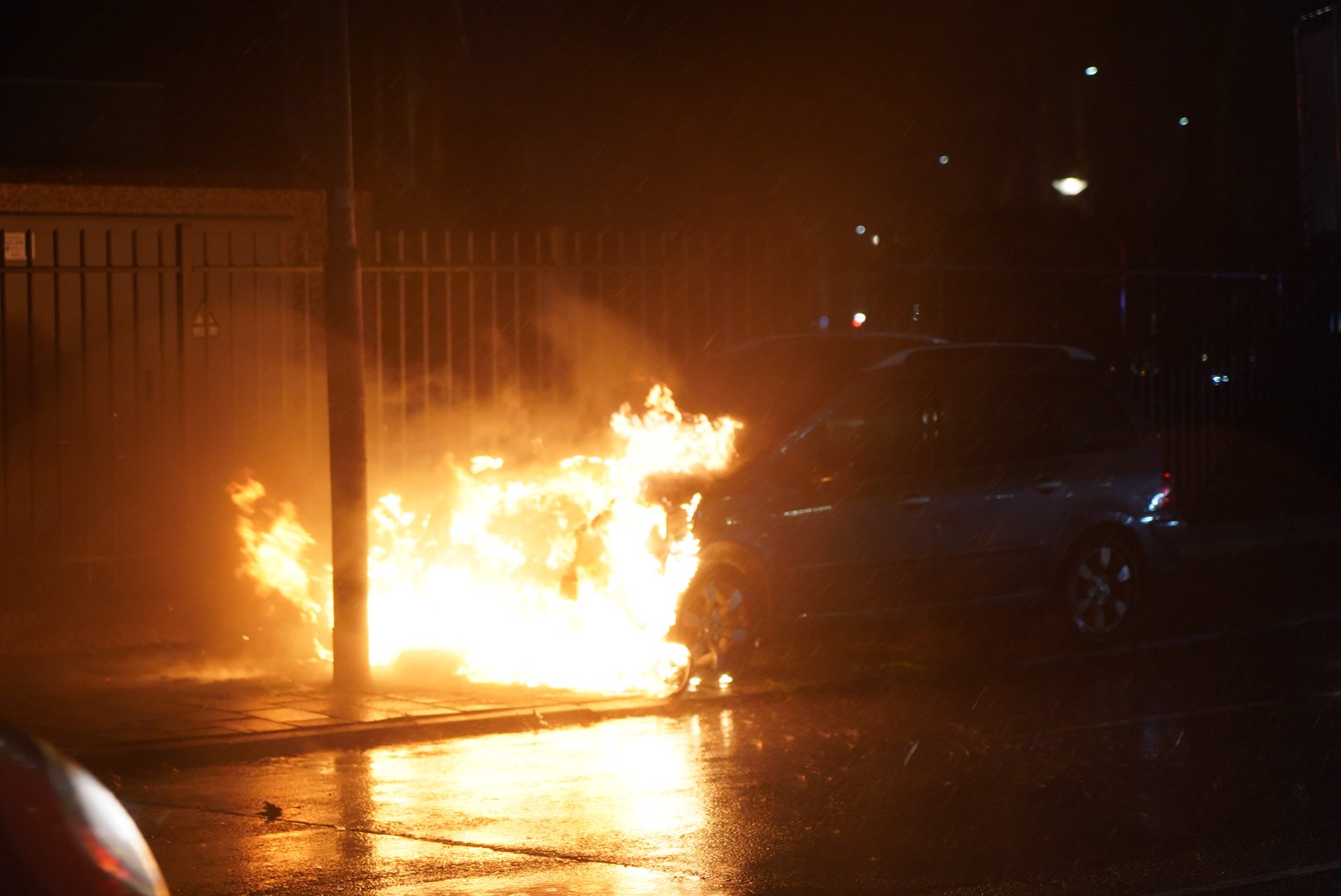 Auto vliegt in brand bij ongeval