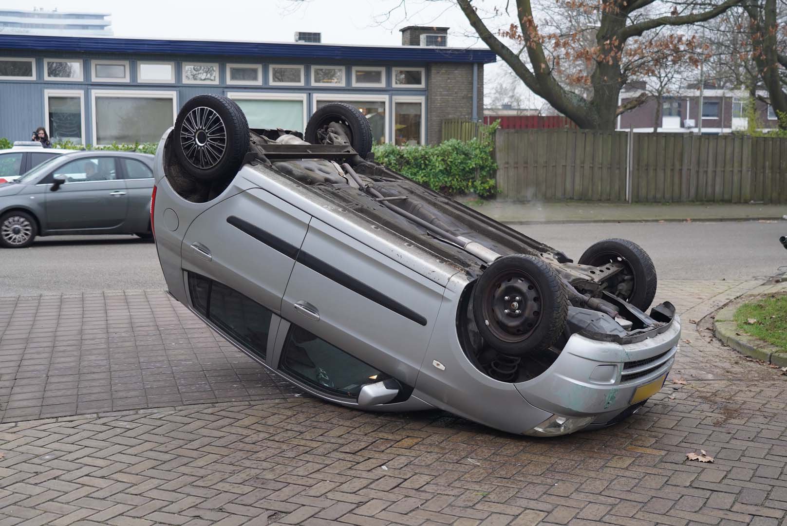 Vrouw slaat met auto over de kop in woonwijk