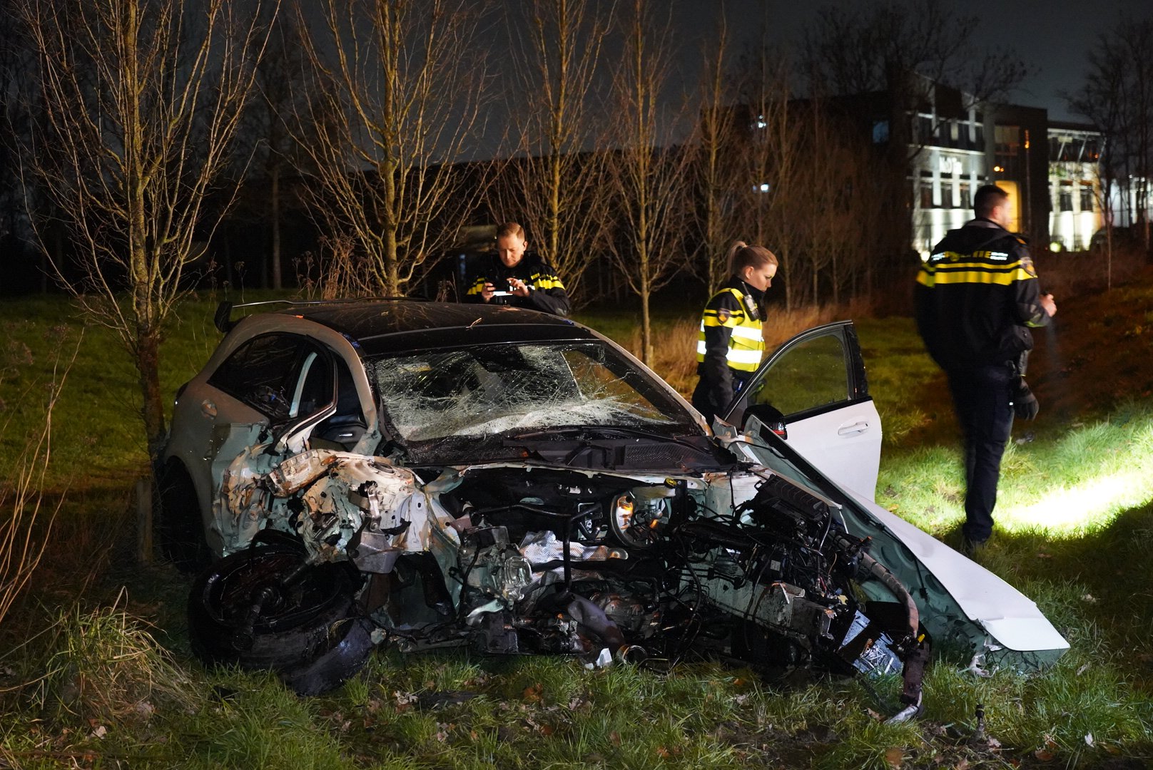 VIDEO: Motorblok komt los van auto bij eenzijdig ongeval