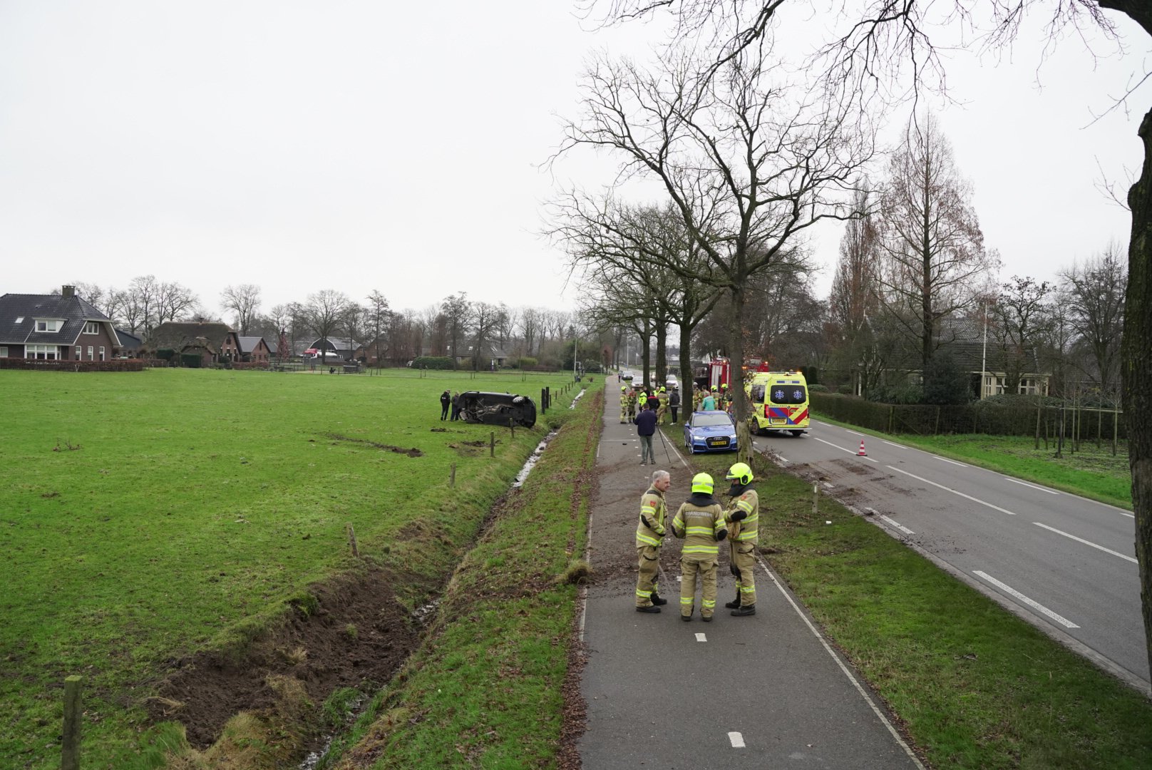 Auto schiet over fietspad weiland in en eindigt op de zijkant