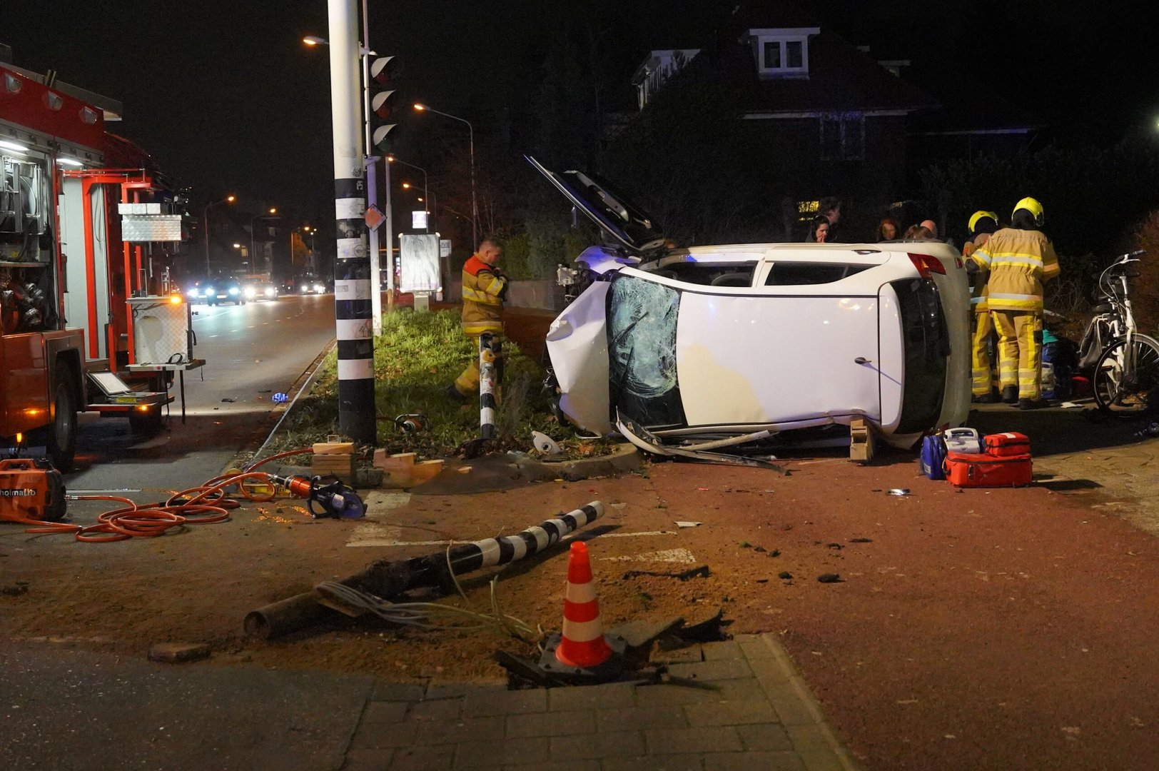 Auto rijdt over fietspad en schept drie fietsers