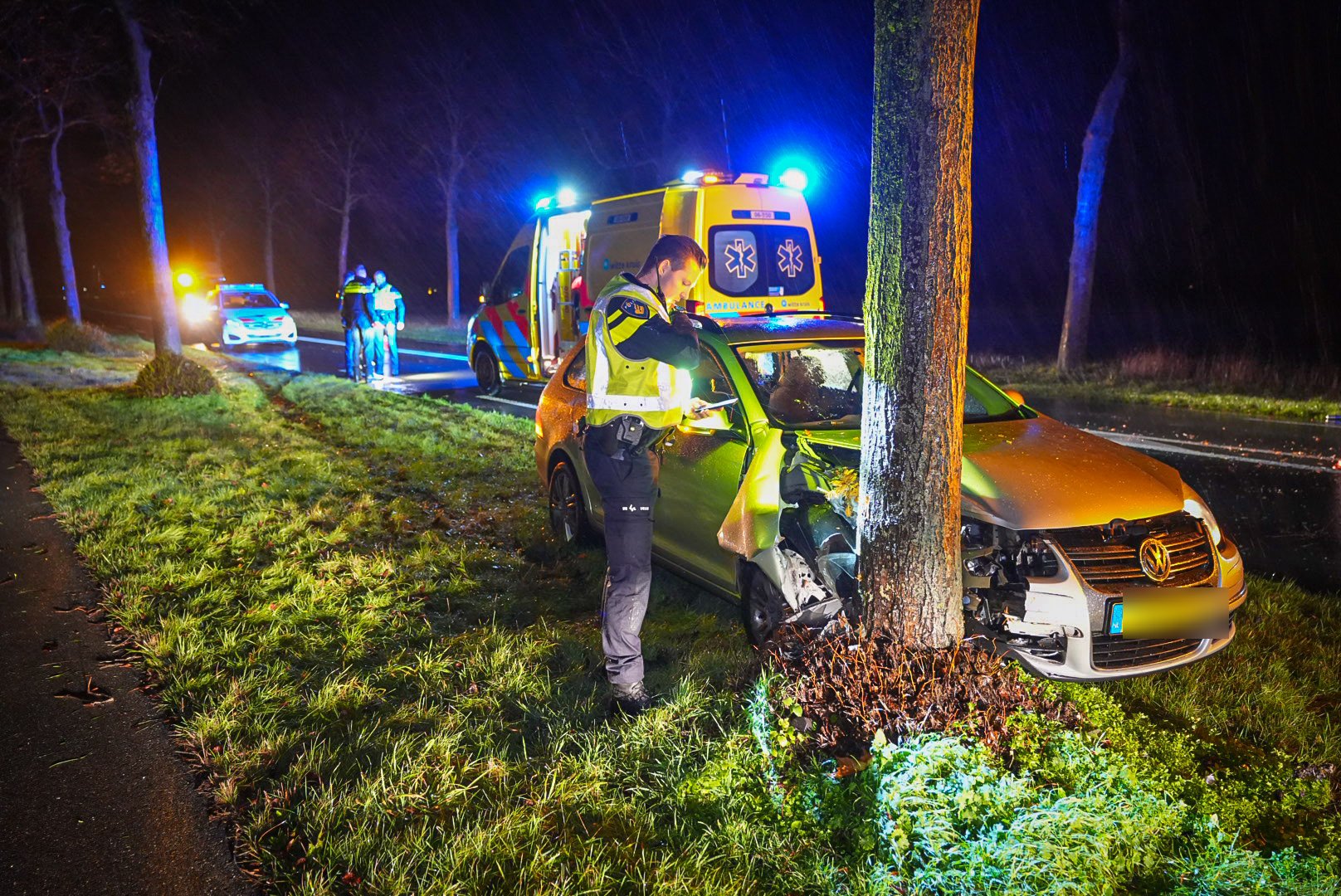 Vrouw raakt gewond bij ongeval tegen boom