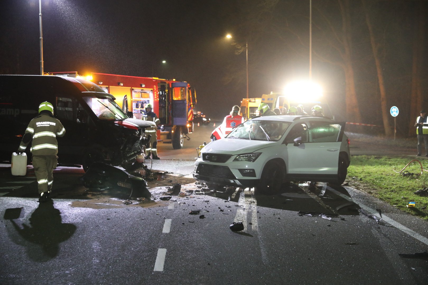 Twee gewonden bij aanrijding tussen auto en bestelbus