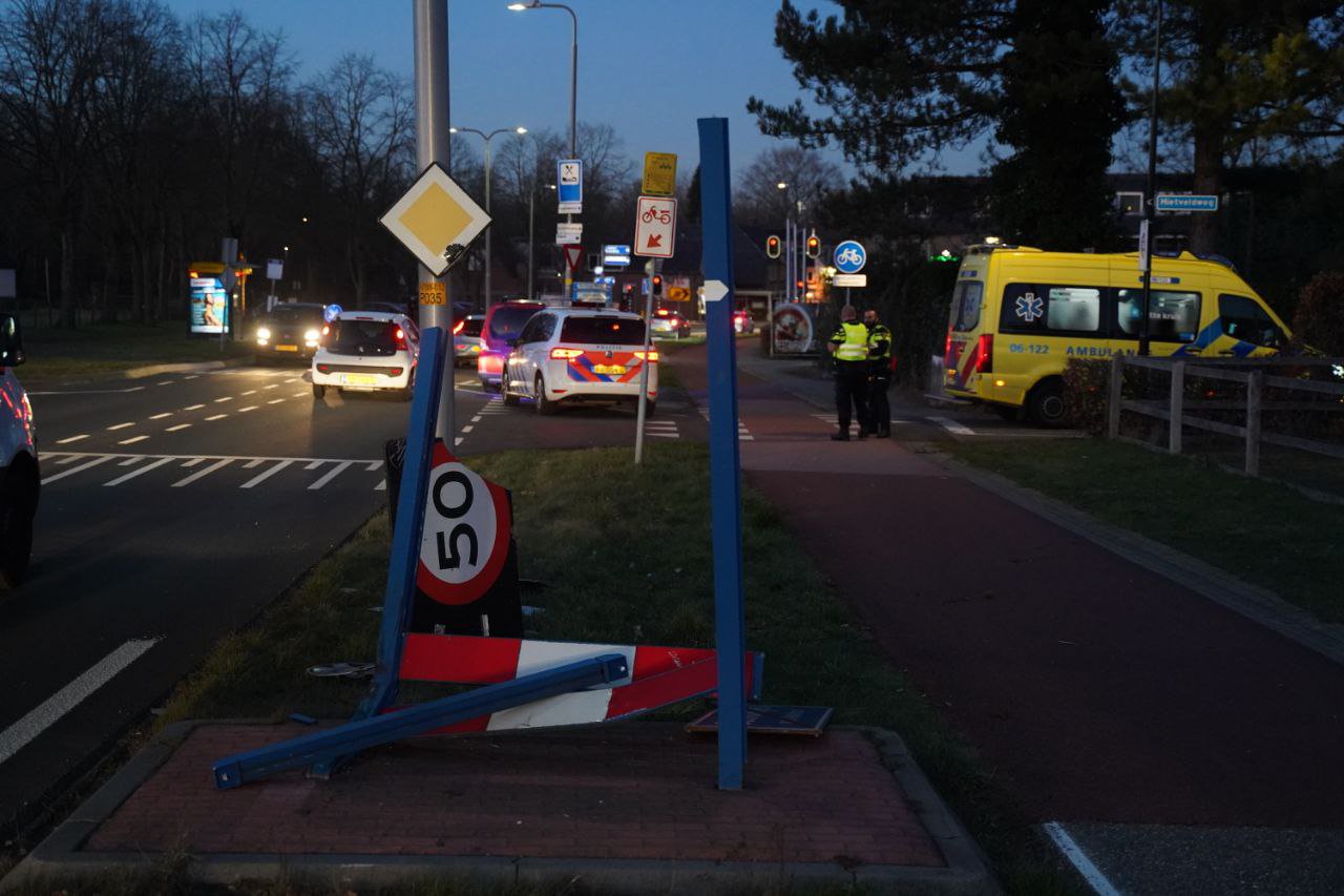 Automobilist ramt plaatsnaambord bij ongeval en raakt gewond