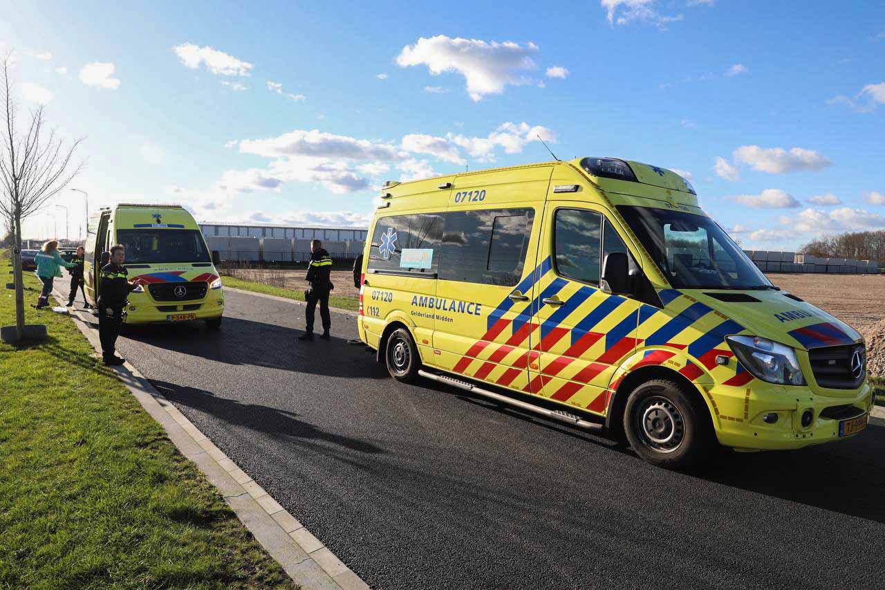 Twee gewonden naar het ziekenhuis na ongeluk met scooter